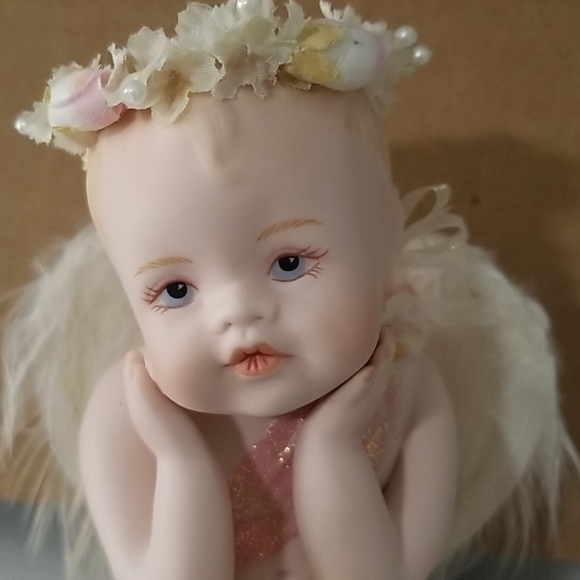 The Hamilton Collection 1995 Porcelain Angel - Picture 2 of 9